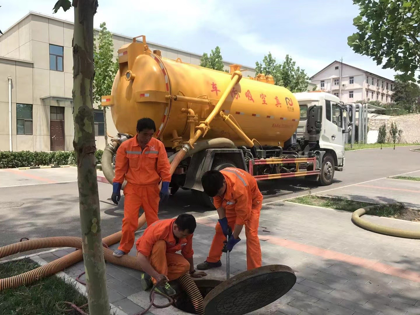 山南管道疏通车停在窨井附近