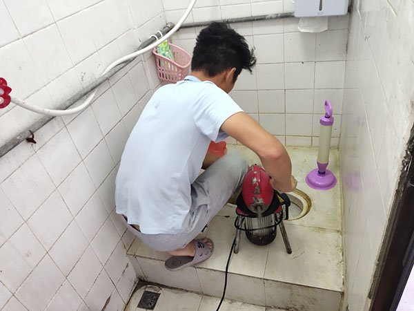 山南管道堵塞冒臭气 专业师傅现场解决问题