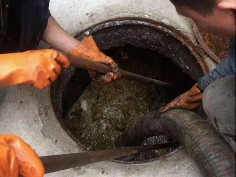 山南清理化粪池时如何避免沼气的危害？